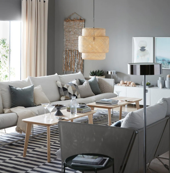 Salón de IKEA con lámpara de bambú.