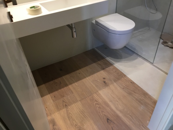 TARIMA DE MADERA NATURAL EN BAÑO