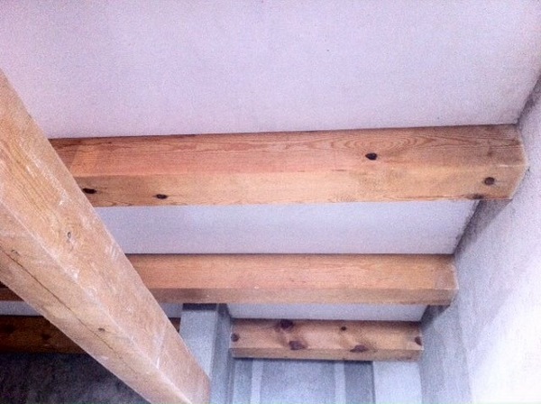 Techo interior enfoscado con mortero y enlucido fino,vigas de madera de pino