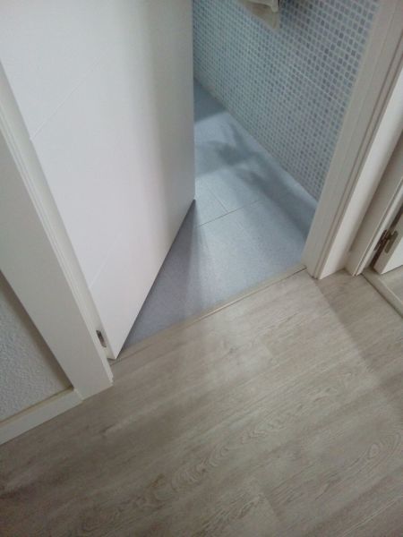 terminacion de suelo entre el baño y pasillo