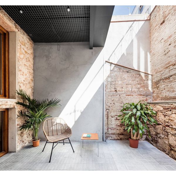 Terraza interior con paredes de microcemento