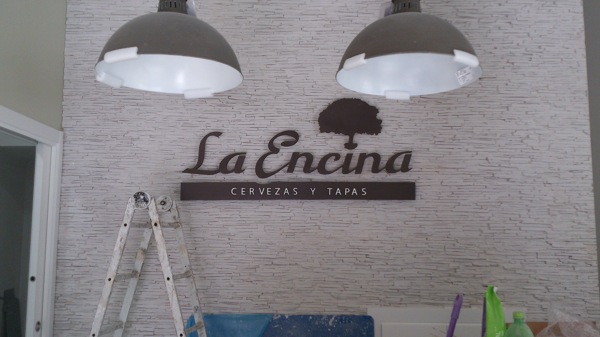 Tipografía con corpóreas sobre panel piedra