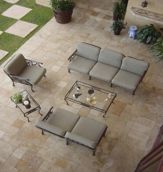  EXTERIOR EN TRAVERTINO ÁGATA.