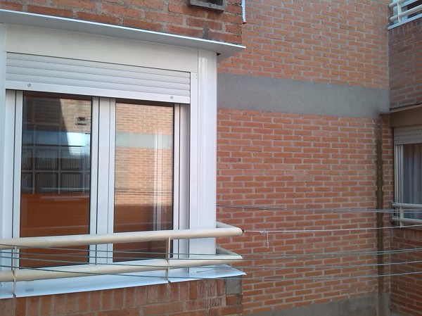 Ventana perfil de aluminio con persiana