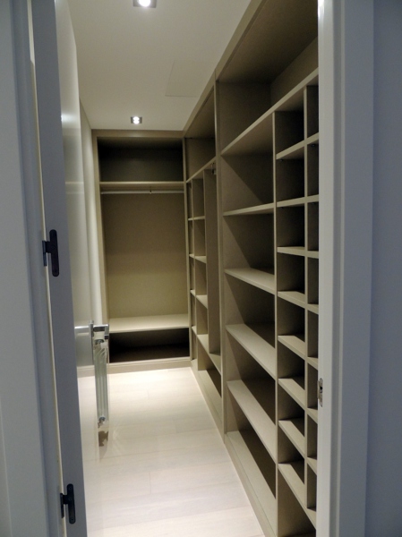 Vestidor sin puertas en acabado lino en habitación estrecha.