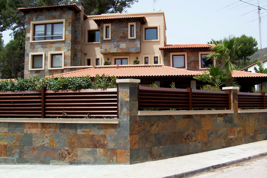 Vivienda Particular:  valla, parquet interior y tarima exterior.