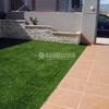 Instalación de césped artificial y creación de jardinera perimetral
