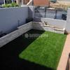 Instalación de césped artificial y creación de jardinera perimetral