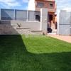 Instalación de césped artificial y creación de jardinera perimetral