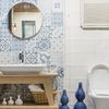 Aseo con azulejos inspiración hidráulica