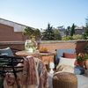 balcón pequeño con muebles de fibras