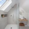 Baño abuhardillado con ducha y hornacina o nicho en la pared.