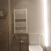 Baño compacto y radiador toallero
