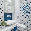 Baño con azulejos en azul y blanco y con grecas