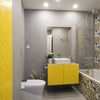 Baño con azulejos pintados en amarillo