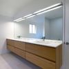 Baño con dos senos y armarios a medida