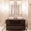 Baño con lavabo doble y doble espejo