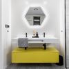 Baño con mueble amarillo brillante