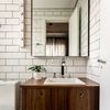 Baño con mueble de madera barnizado