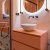 Baño con mueble en rosa