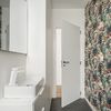 Baño con papel pintado en la pared