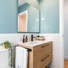 Baño con pared azul cielo