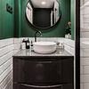 Baño con pared pintada en verde oscuro