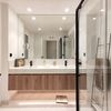 Baño con pavimento imitación mármol y sanitarios a medida