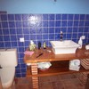 Baño con suelo de barro, encimera de jatoba, paves, etc...