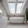 Baño con techo abuhardillado y bañera exenta