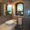 Baño de Cortesía en Vivienda Renovada en Las Chapas Marbella