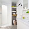Baño en blanco con baldas para el orden