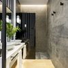Baño estilo moderno y lavabo doble