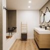 Baño minimalista con bañera.