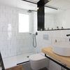 Baño minimalista moderno con encimera de madera