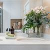 Baño moderno con lavabo encastrado