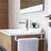 Baño moderno con lavabo encastrado