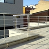 Baranda de acero inoxidable en zona de tránsito