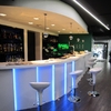 Barra de bar decorada con tiras de LEDs RGB