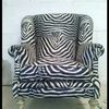 Butaca orejona tapizada en tejido cebra