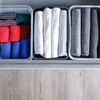 Cajones organizados con cajas de plástico para ropa pequeña