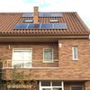 Casa con placas fotovoltaicas en tejado