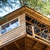 casa en árbol autoconstruida con materiales reciclados