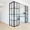 Cocina abierta al salón con muros de vidrio y metal