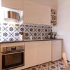 Cocina con azulejos inspiración hidráulicos  en paredes y suelo