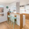 Cocina con barra y mobiliario de madera
