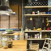 Cocina con despensa abierta