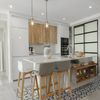 Cocina con isla y puertas de vidrio y metal