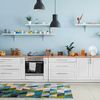 Cocina con muebles blancos y pintura azul