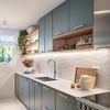 Cocina con muebles en azul